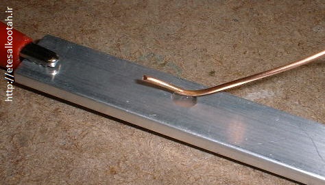 ساختمان میکروفن آبی برای برداشت صدا از یک قطره آب نمک ساختمان میکروفن آبی برای برداشت صدا از یک قطره آب نمک