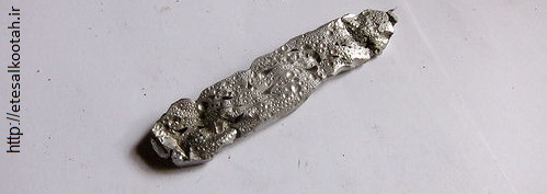 ذوب شدن تکه سیم های قلع در اجاق و تشکیل بلوکی از قلع لحیم کاری ذوب شدن تکه سیم های قلع در اجاق و تشکیل بلوکی از قلع لحیم کاری
